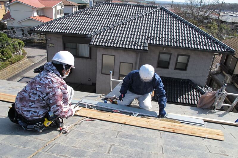 屋根の板金工事を進めるスタッフたち_R